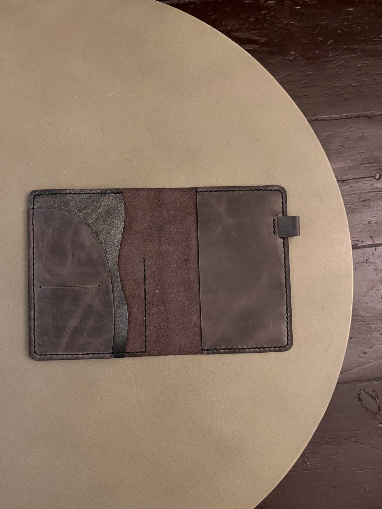 A6 cover Aris in Coal leather