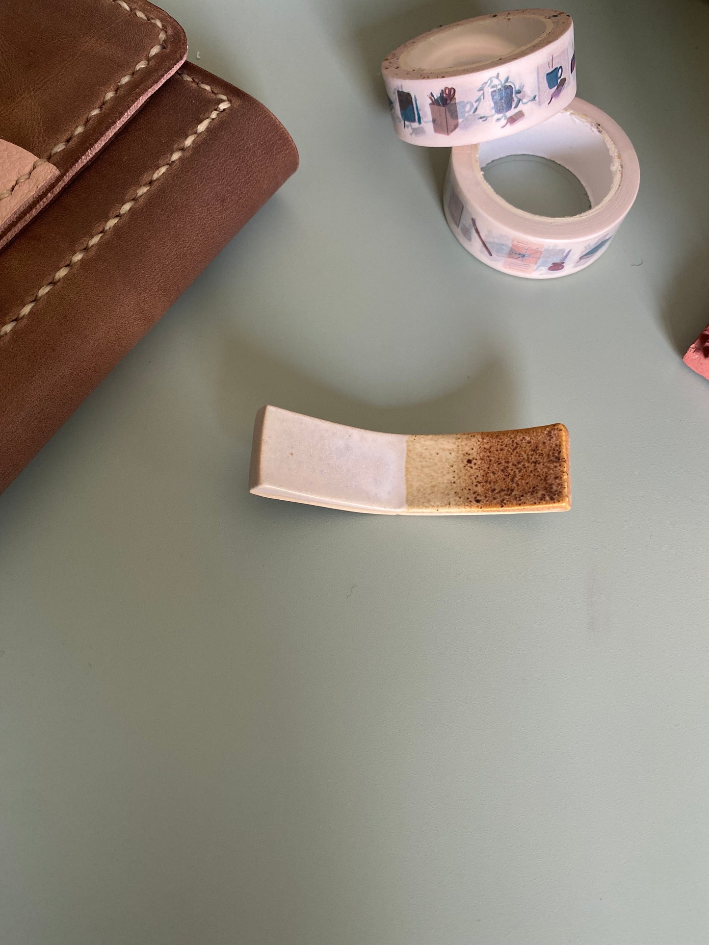 Stiftablage aus Keramik in Knochenform