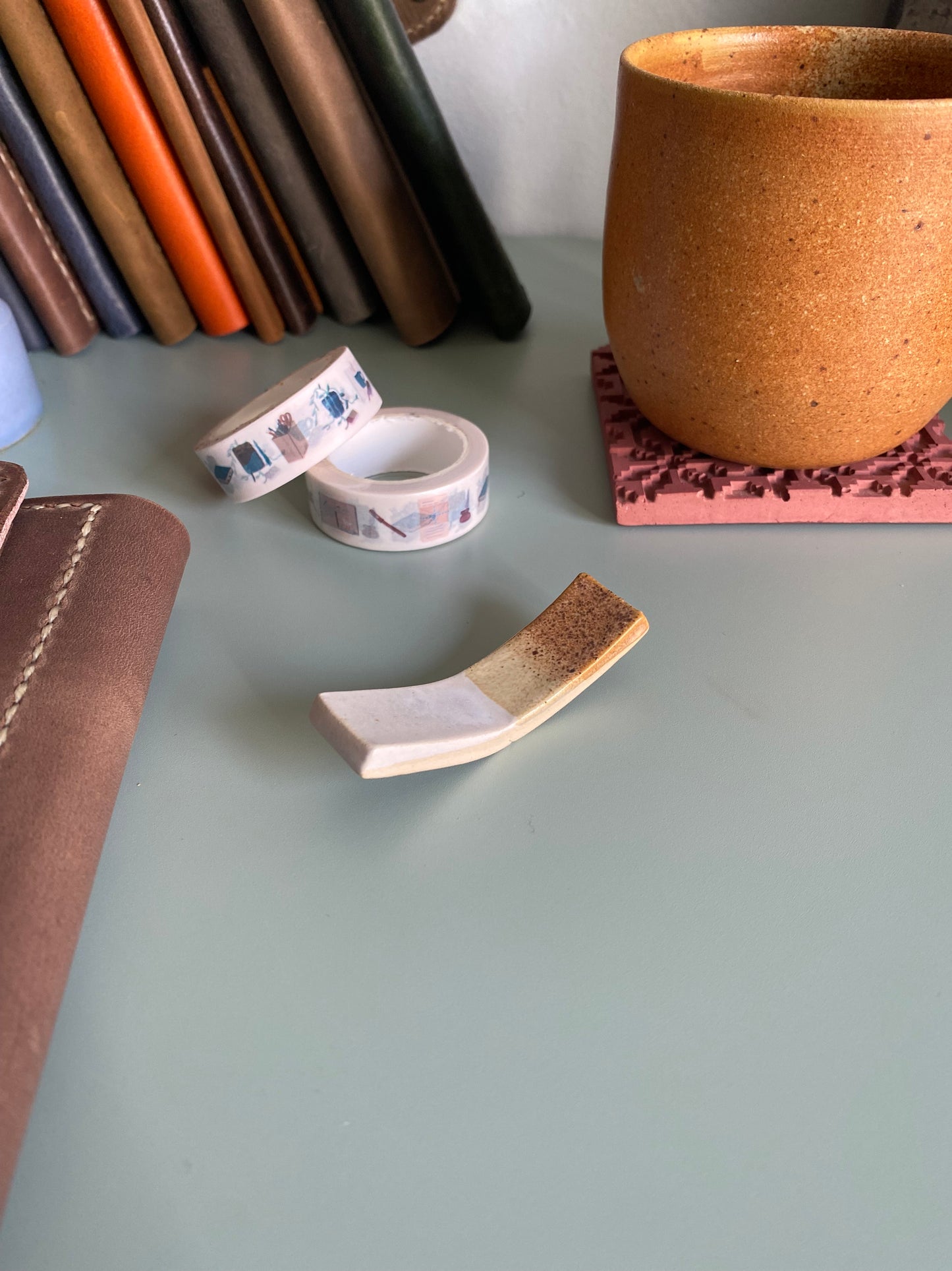 Stiftablage aus Keramik in Knochenform