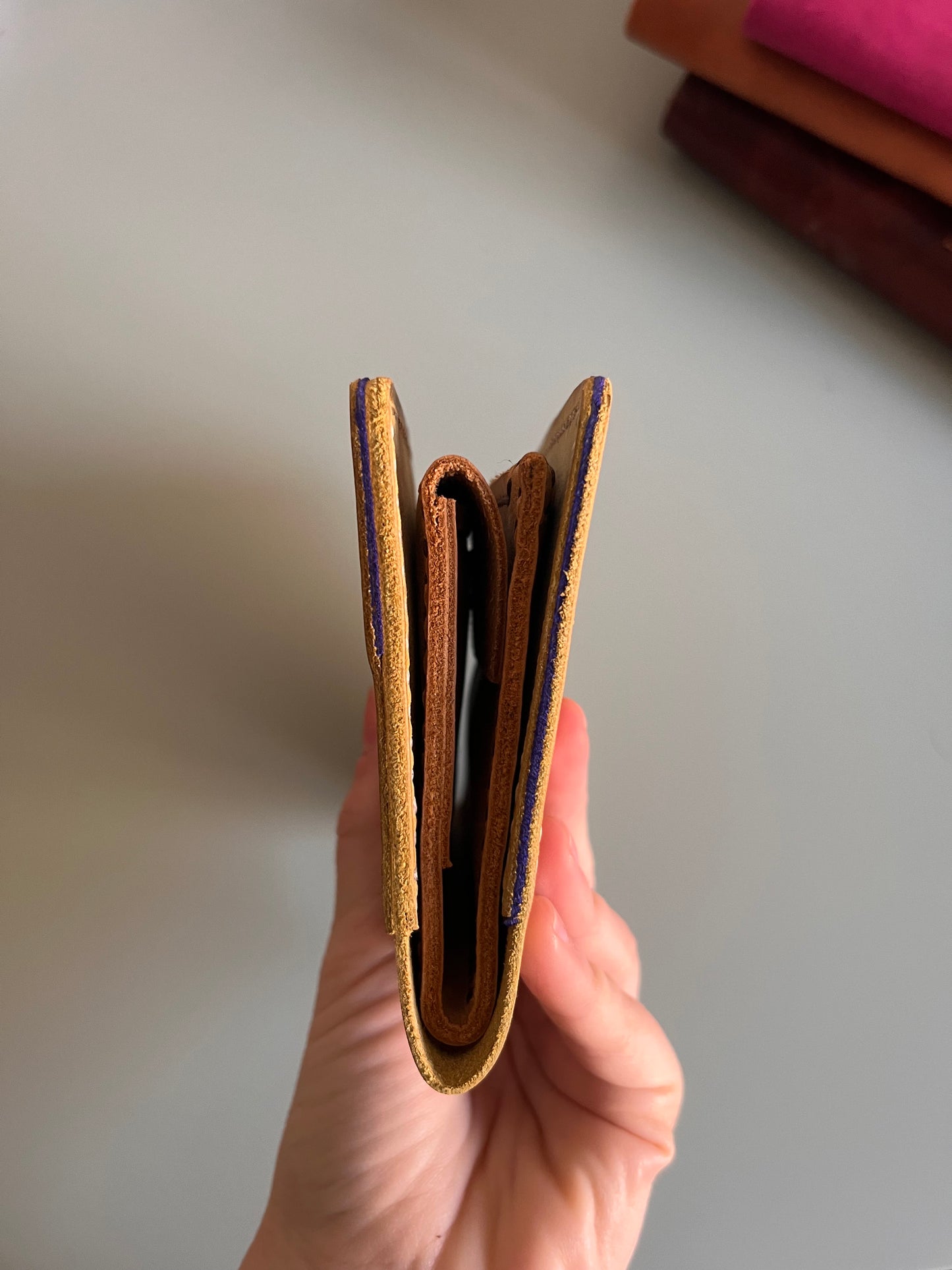 A6-Einsteckbrieftasche in Karamell