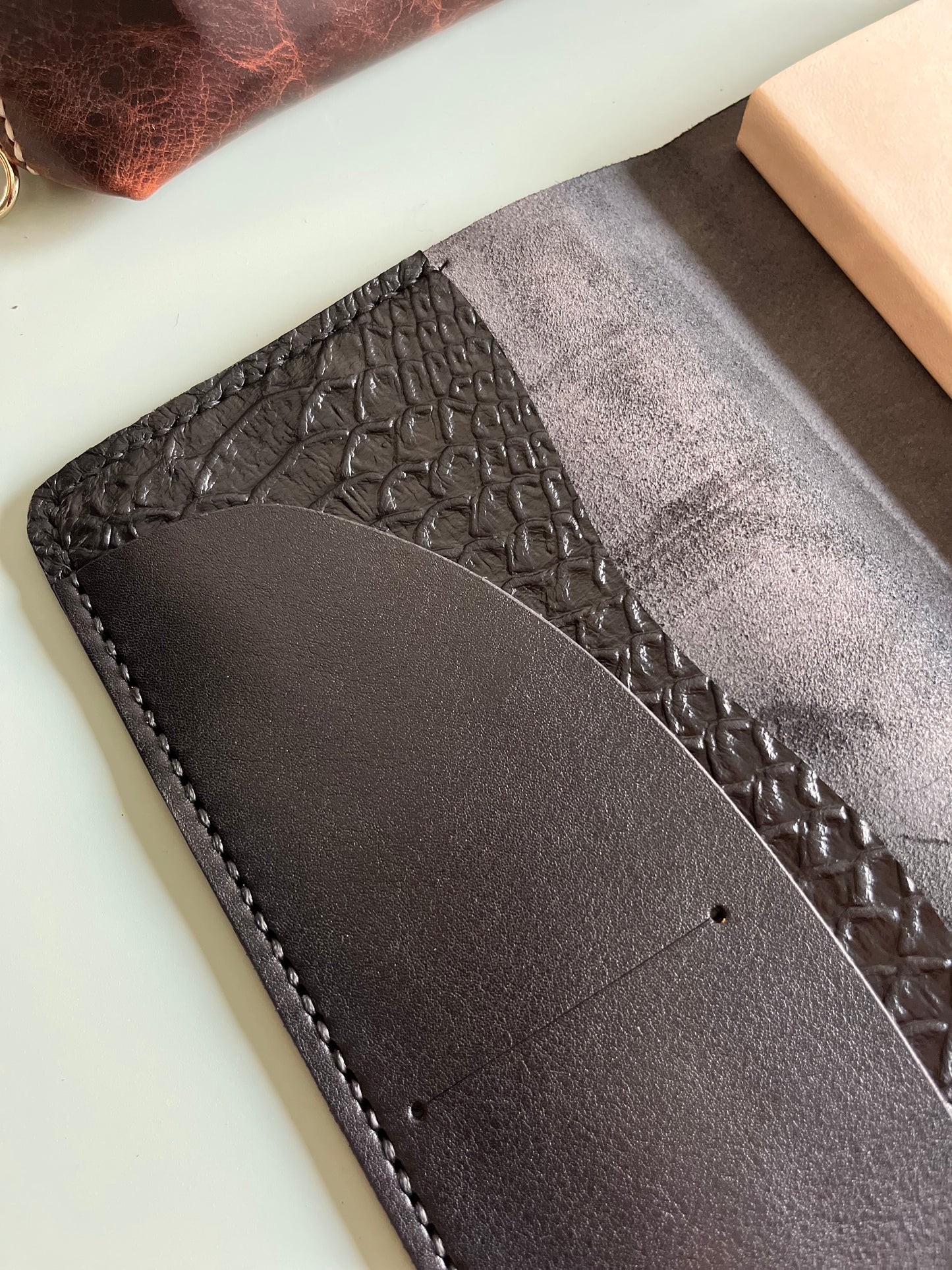 B6 size Armonia in Nero leather