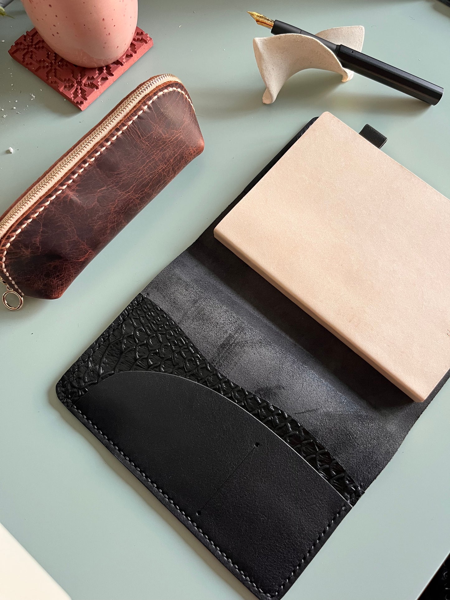 B6 size Armonia in Nero leather