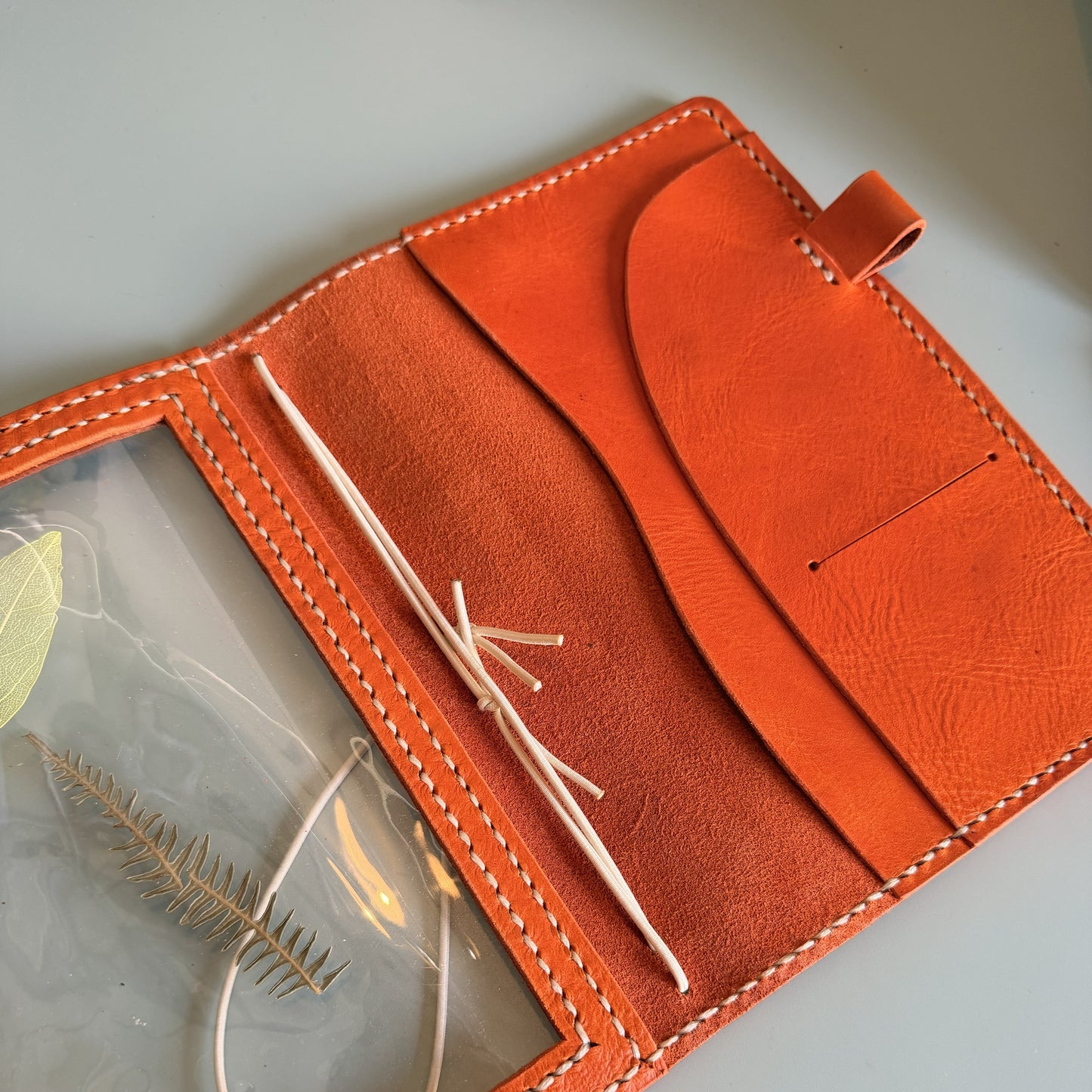 Transparent window pocket detail on Naranja B6 Areti leather cover