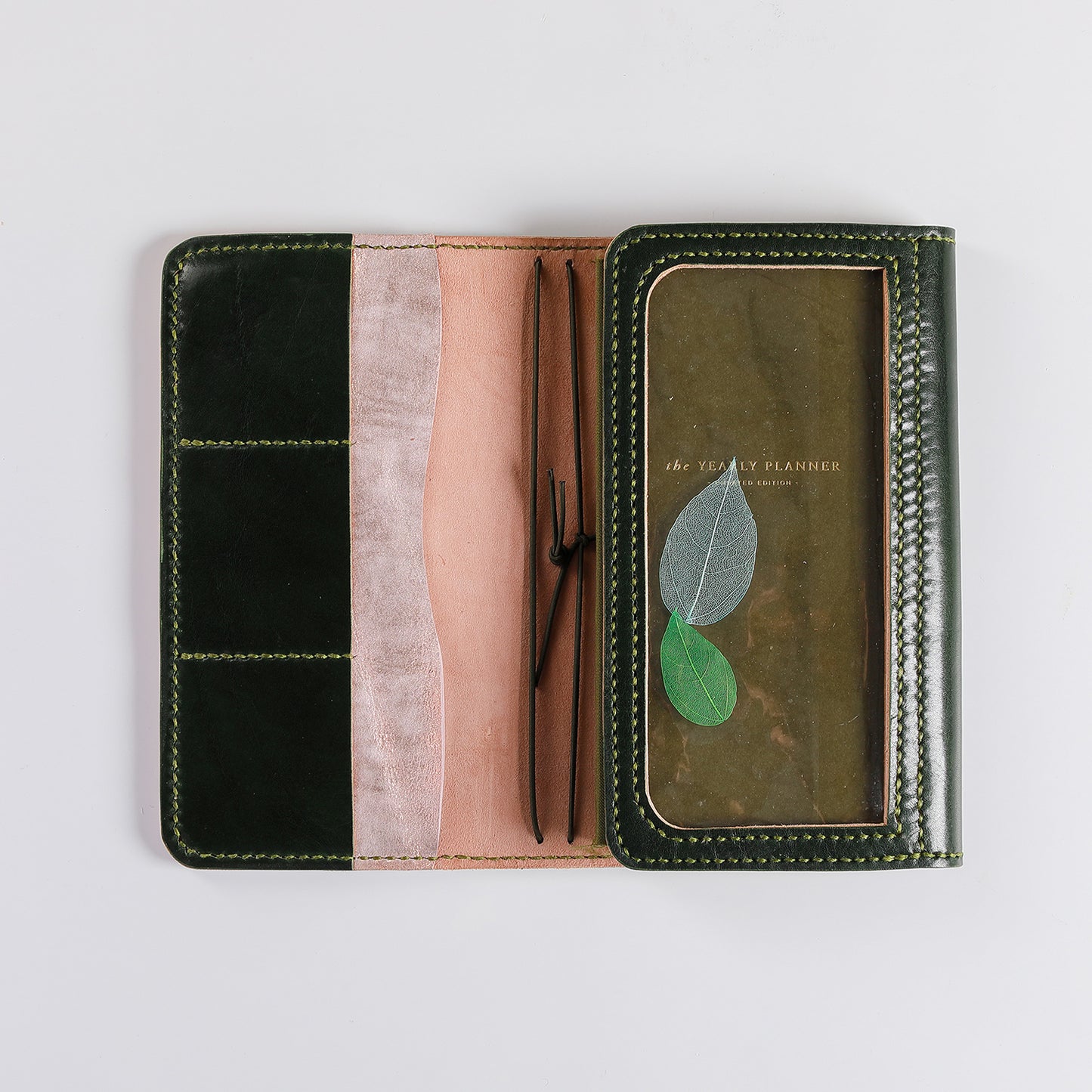 "Areti" Trifold TN Size REVERSE in verde