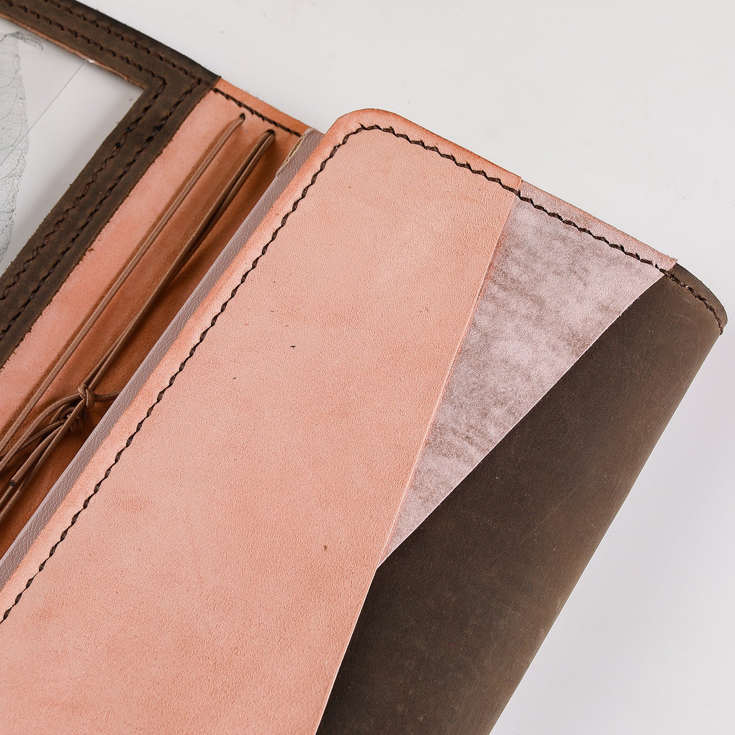 "Areti" Trifold TN Size in Nut Brown