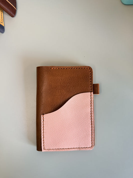 Pocket size "Aris" design in Tan