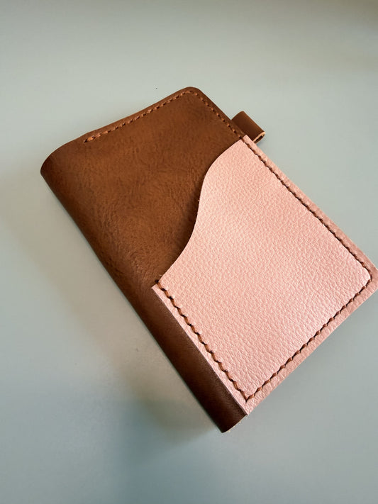 Pocket size "Aris" design in Tan