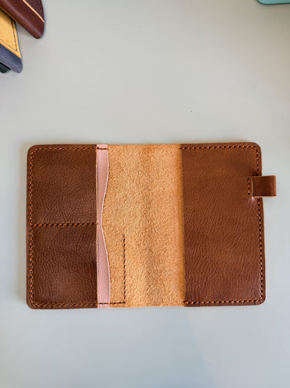 Pocket size "Aris" design in Tan