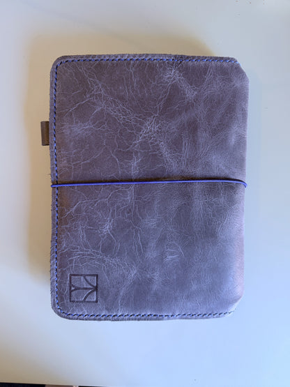 A5 "Areti" design in Midnight leather