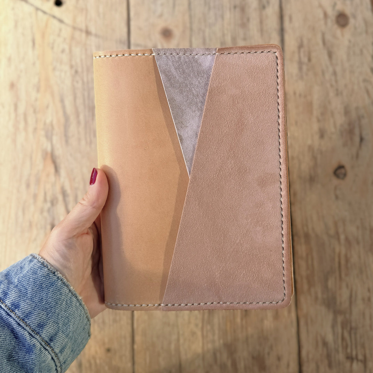 B6 leather cover in Undyed leather with two outer pockets in Salmon Platina and Deep Salmon