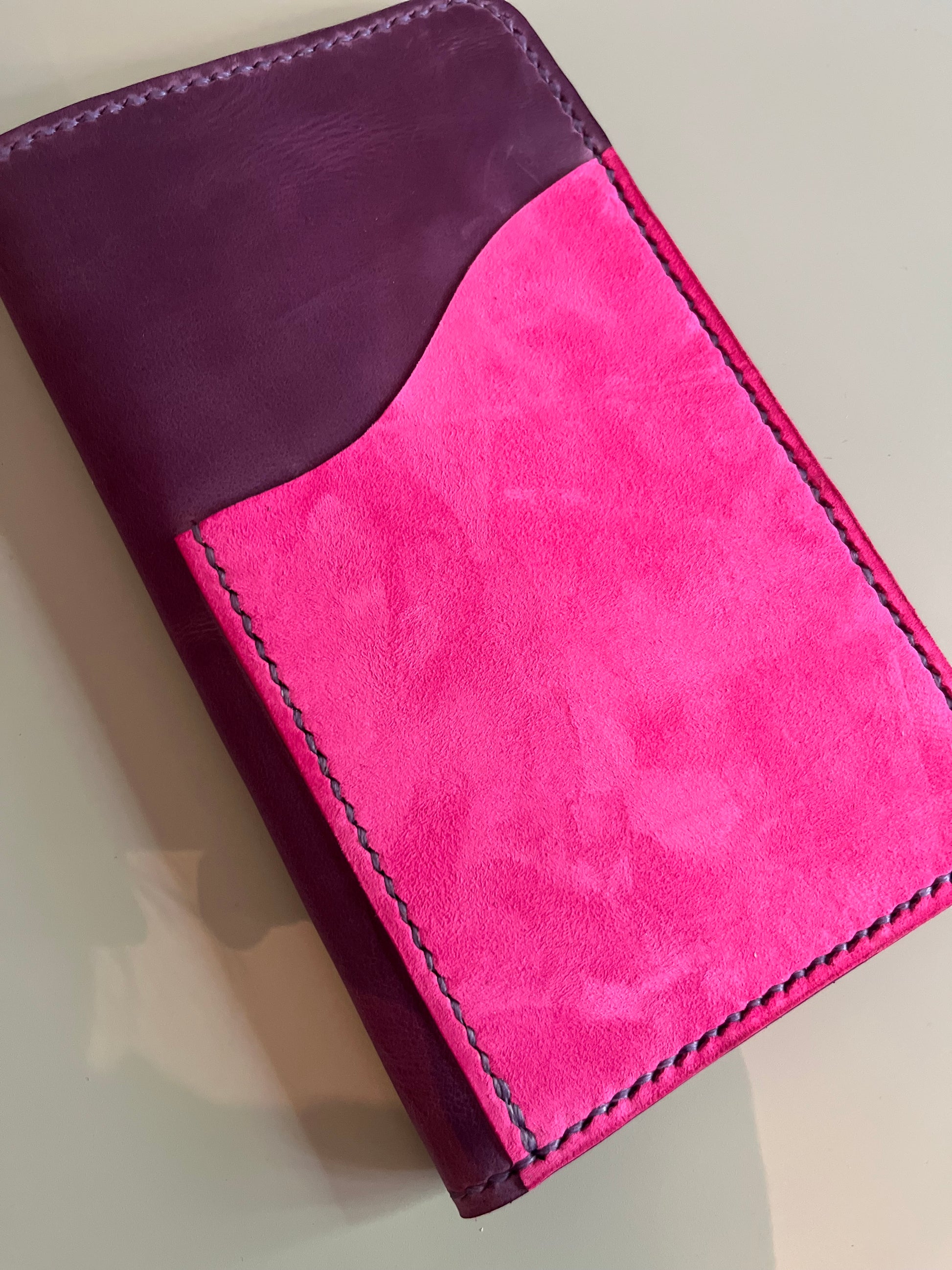 Closed TN Aris cover with Fuchsia outer pocket