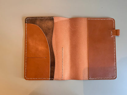 Open view of the B6 Aris leather cover in Antico leather