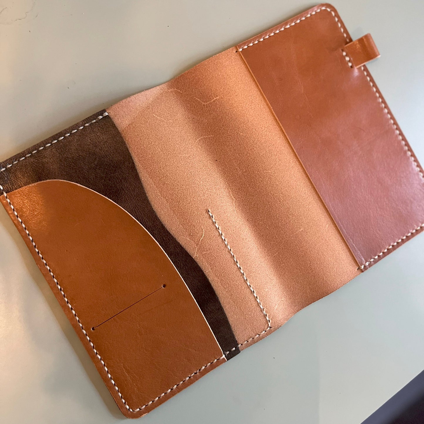 Pocket detail of the B6 Aris leather cover in Antico leather