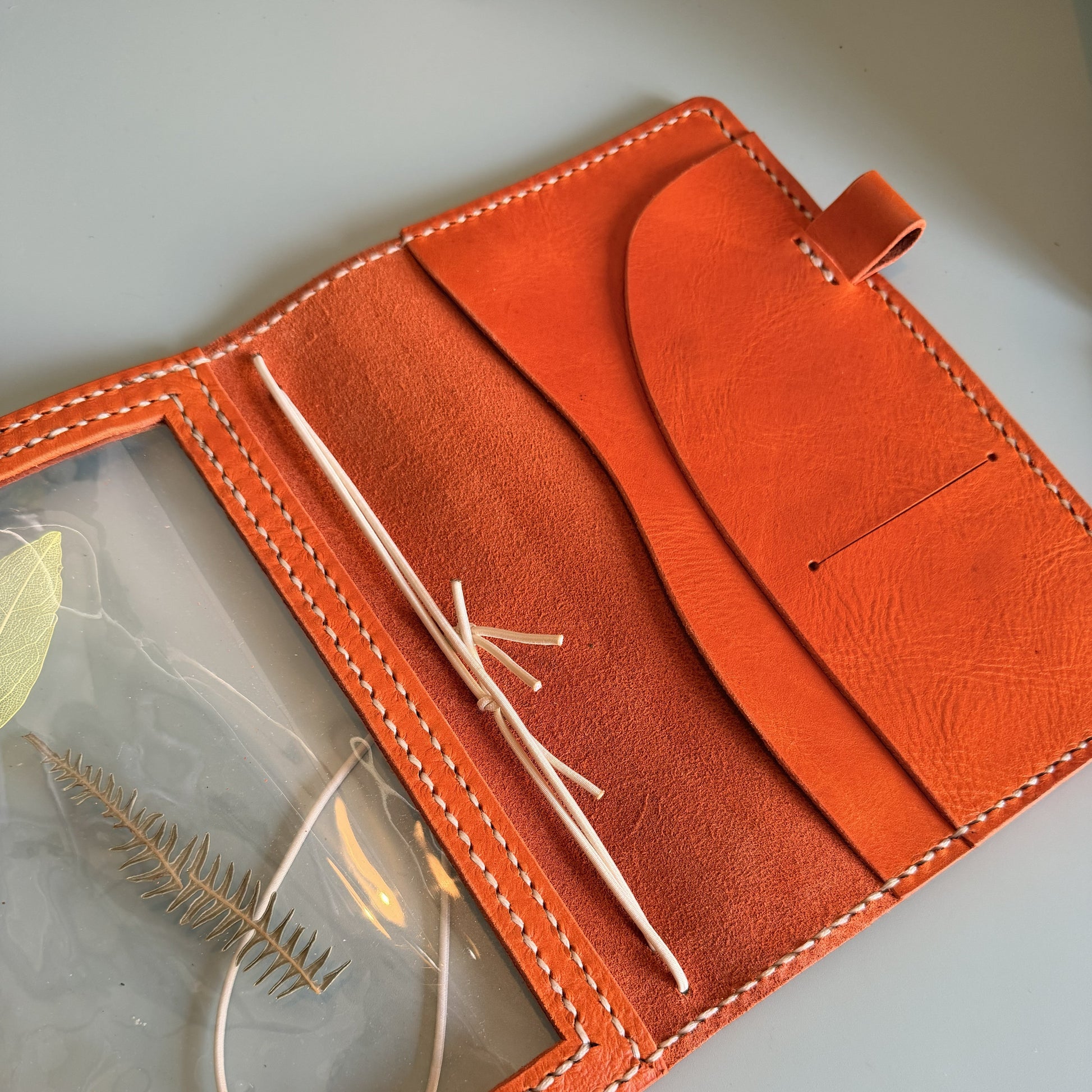 Transparent window pocket detail on Naranja B6 Areti leather cover