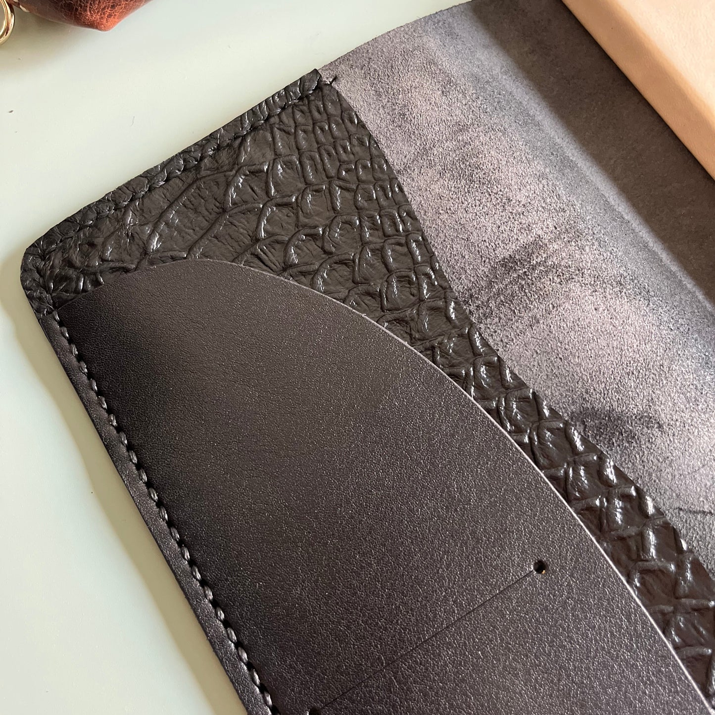 Inner pocket detail in nero with black mamba