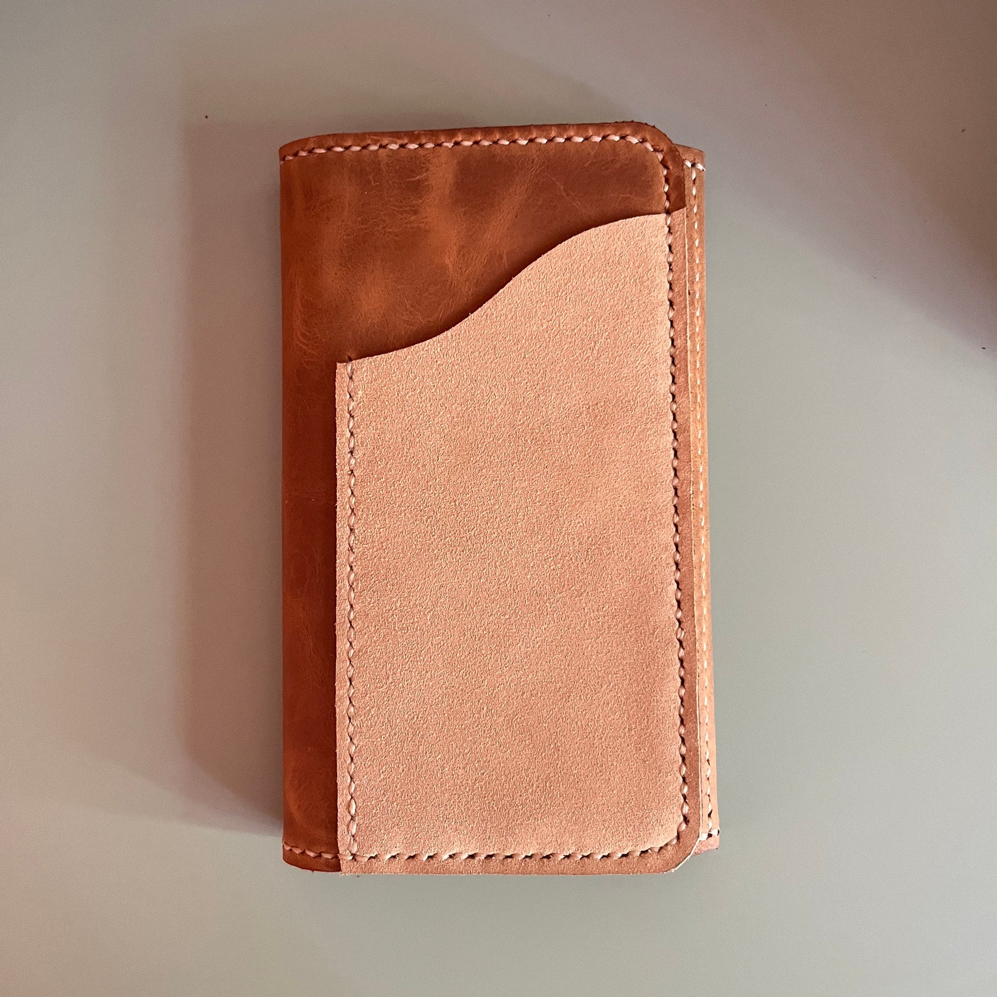 Weeks Areti trifold cover with transparent window pocket in Sequoia leather