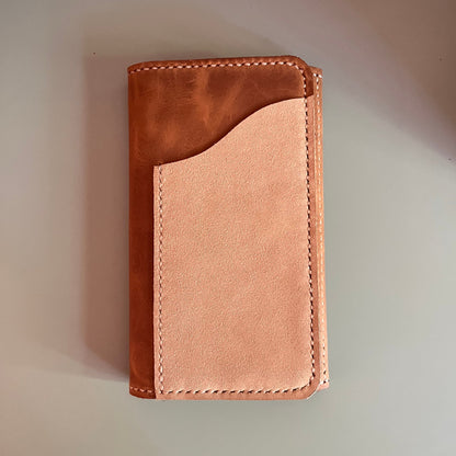Weeks Areti trifold cover with transparent window pocket in Sequoia leather