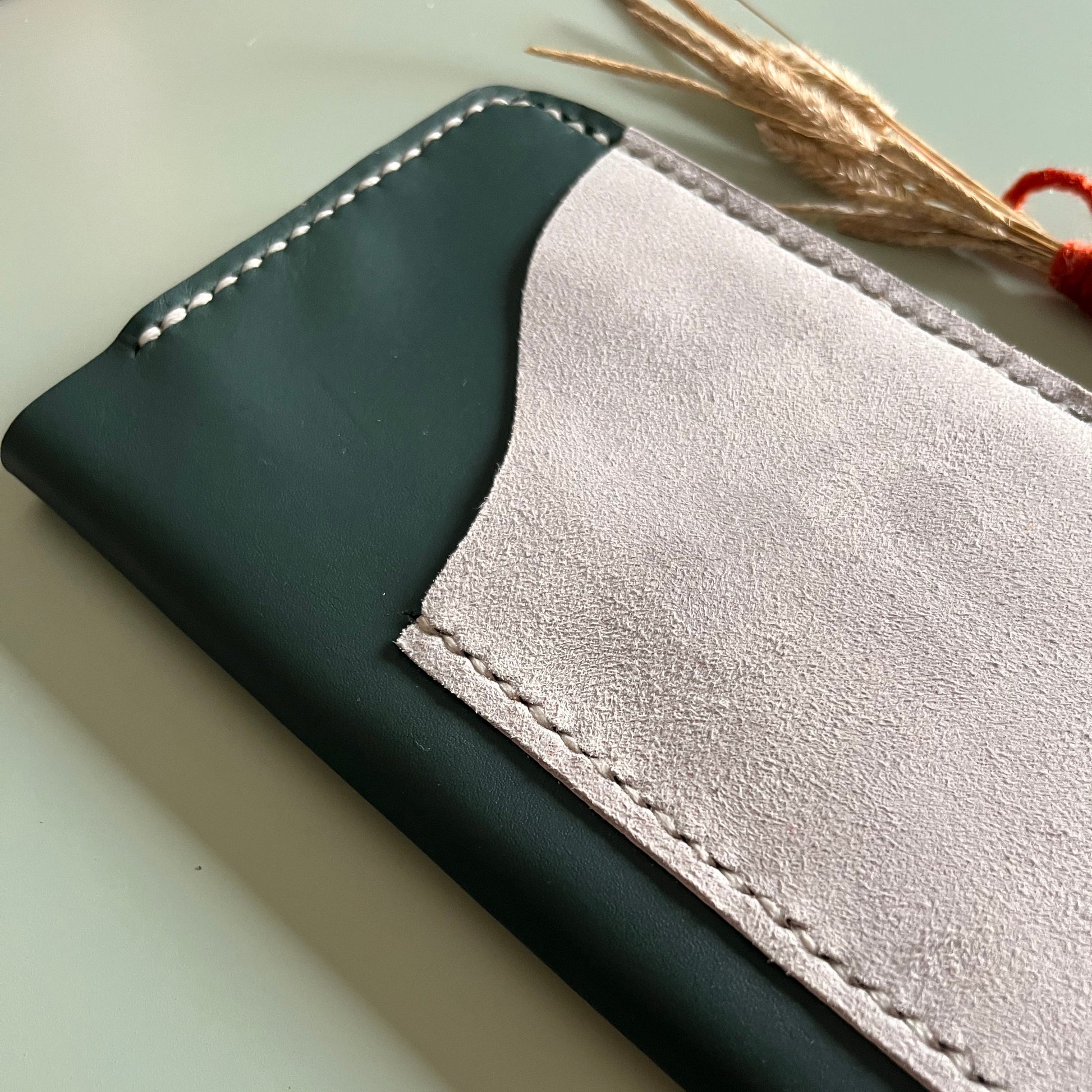 Detail of Bottiglia and Ice Grey handmade leather Weeks cover