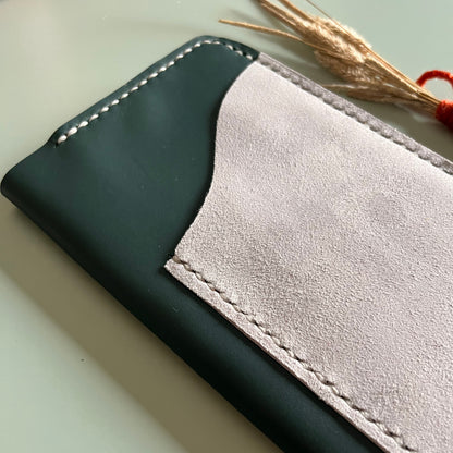 Detail of Bottiglia and Ice Grey handmade leather Weeks cover